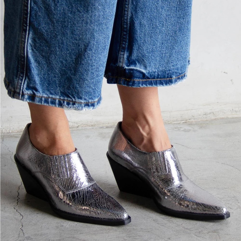 Seychelles Seattle Booties Sz 8.5 SilverEUC